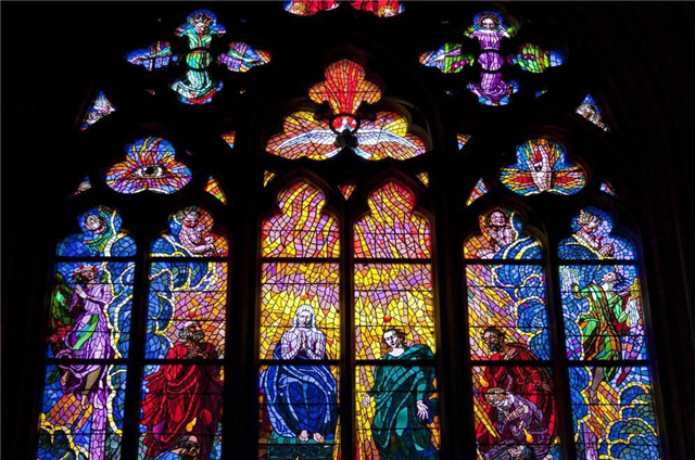 彩色玻璃窗叫什么 彩色玻璃窗制作方法