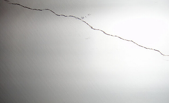 墻面為什么產(chǎn)生裂縫 墻面裂縫如何修補