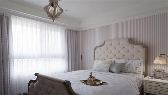 145平新古典風(fēng)家居設(shè)計(jì) 淡藍(lán)色的背影墻盡顯優(yōu)雅