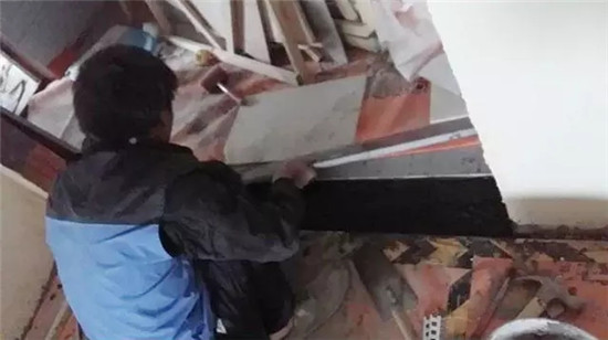 實(shí)拍廚房門檻石安裝 泥瓦師傅這技術(shù)太贊了！