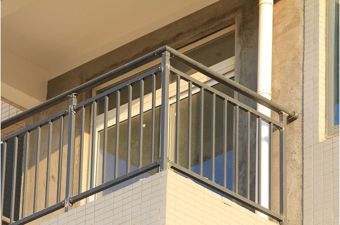 鋅鋼陽臺(tái)護(hù)欄價(jià)格及鋅鋼陽臺(tái)護(hù)欄廠家介紹