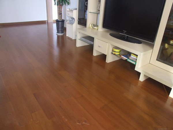 三層實木復合地板懸浮式鋪裝的方法