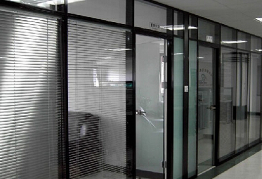 辦公室隔斷的種類(lèi)有哪些 辦公室隔斷價(jià)格