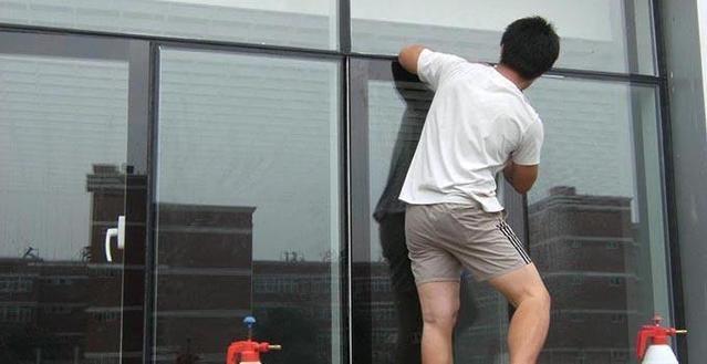 你家窗戶還在掛窗簾嗎？他們都開(kāi)始用這種裝飾窗戶了